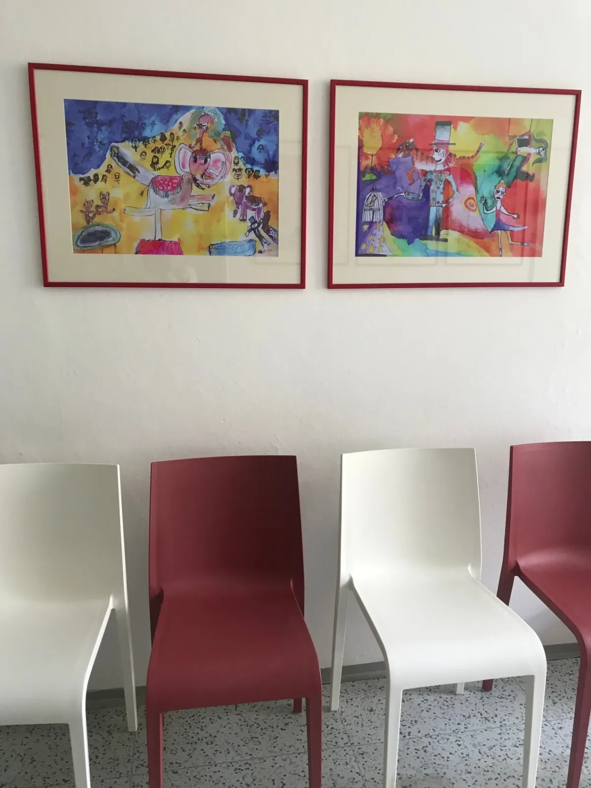 Obrazy nad židlemi v čekárně
