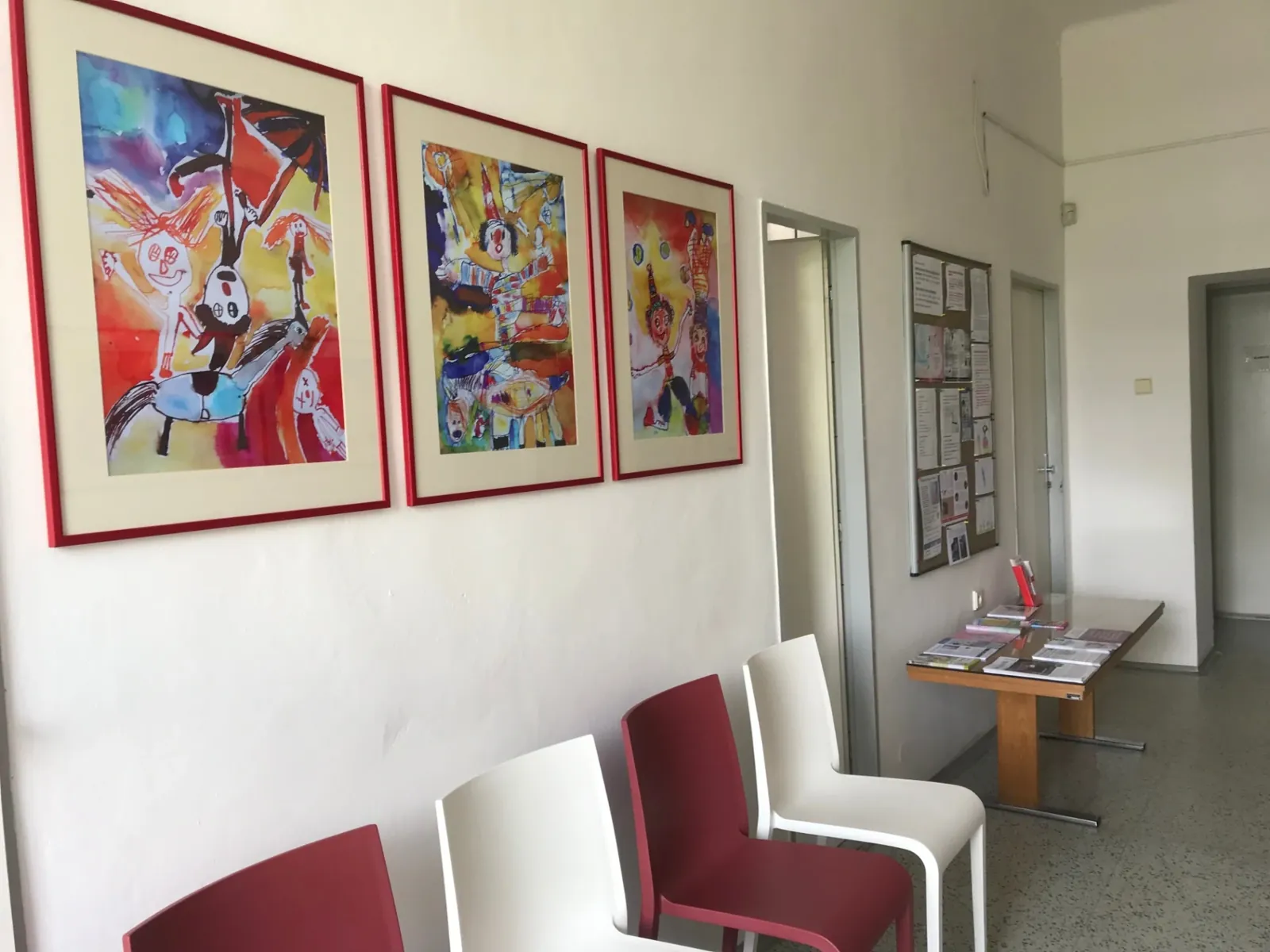 Čekárna ordinace PELARGYN s obrazy a židlemi
